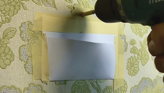 Lomme av papir og maskeringstape vil beskytte tapet fra støv som oppstår ved boring 