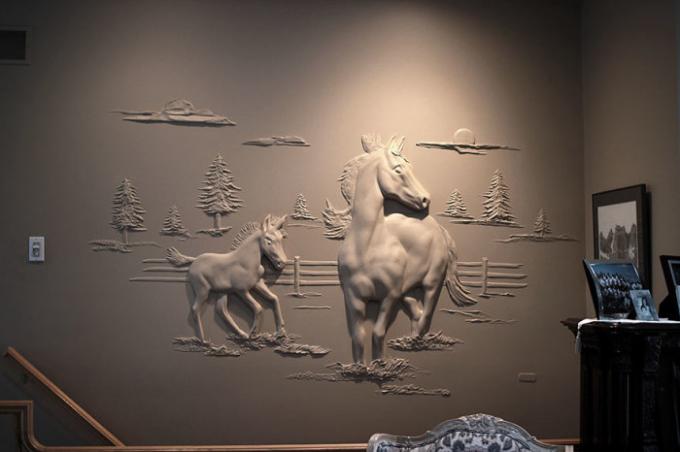 Hest og føll boltret dekorere en av veggene i stuen. | Foto: pinterest.com.