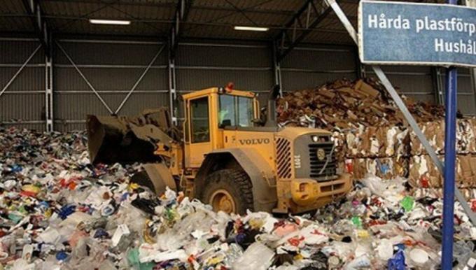 I Sverige, bare 7% av søppel i søppelfyllinger.