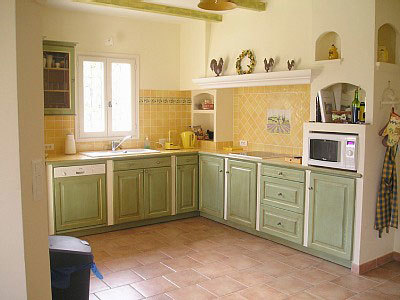 Kjøkkeninteriør i Provence-stil