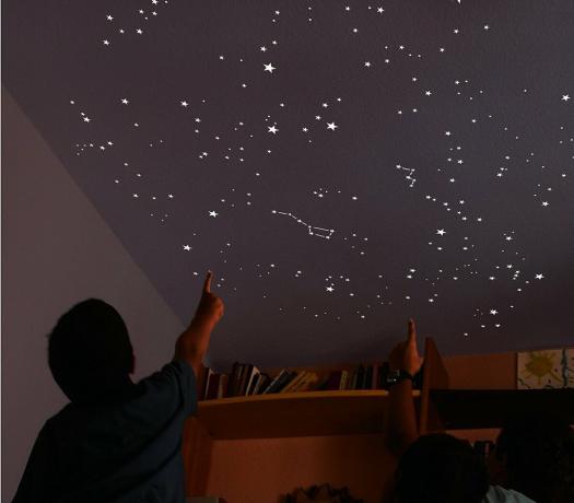 Lag en stjernehimmel i taket. Fantasy ved siden av deg.