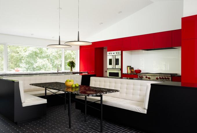 Rødt og hvitt kjøkken i et privat hus