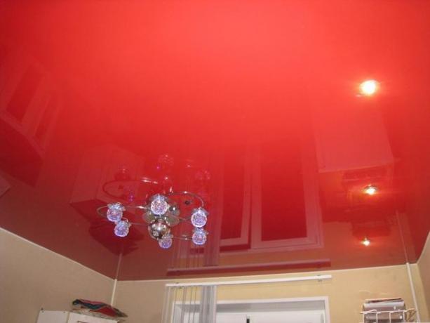 rødt tak på kjøkkenet