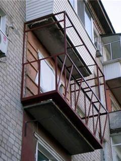 Vinduer og isolasjon av balkongen skal baseres på en hjørneramme.