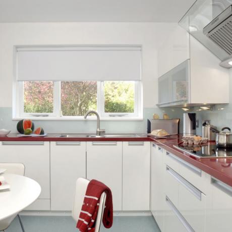 Design av et hvitt kjøkken (45 bilder): videoinstruksjoner for å dekorere med egne hender, kombinasjon med rødt, pris, bilde