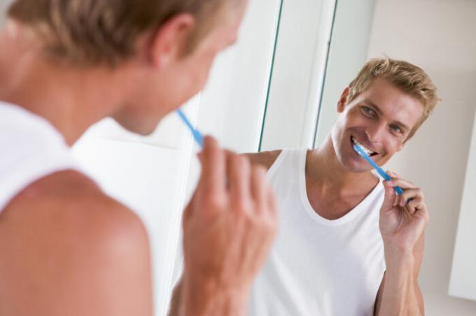 Ta en dusj, ikke glem å rengjøre tennene. / Foto: static5.depositphotos.com. 