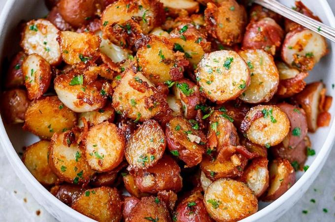 Utrolig deilig gyllen skorpe med poteter i ovnen