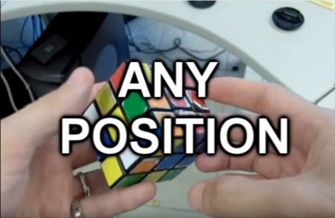 Hvordan å montere Rubiks kube via to bevegelser