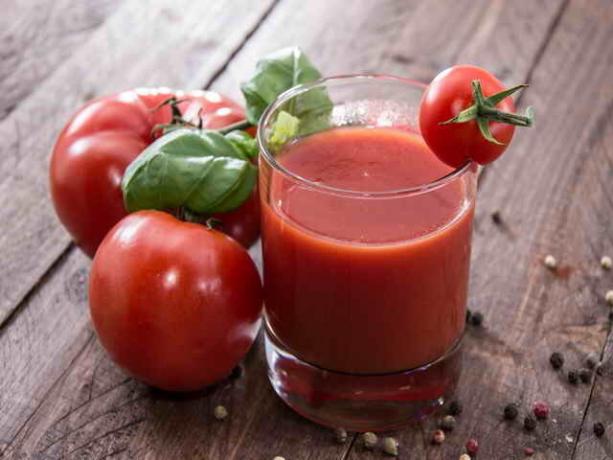 Høsting av sunne juicer fra tomat © ofazende.ru