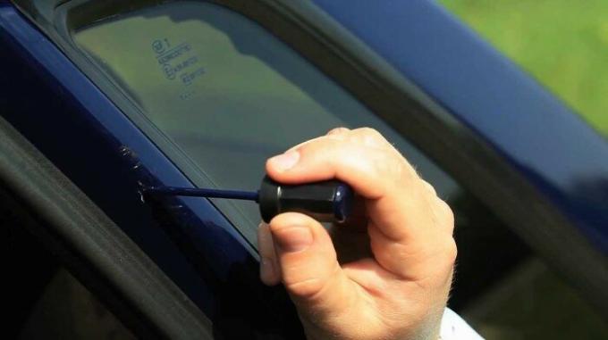 En enkel og effektiv måte å bli kvitt riper under bilen håndtak
