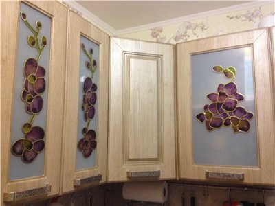 Glassmalerier på kjøkken gir ekko til tapetmønsteret