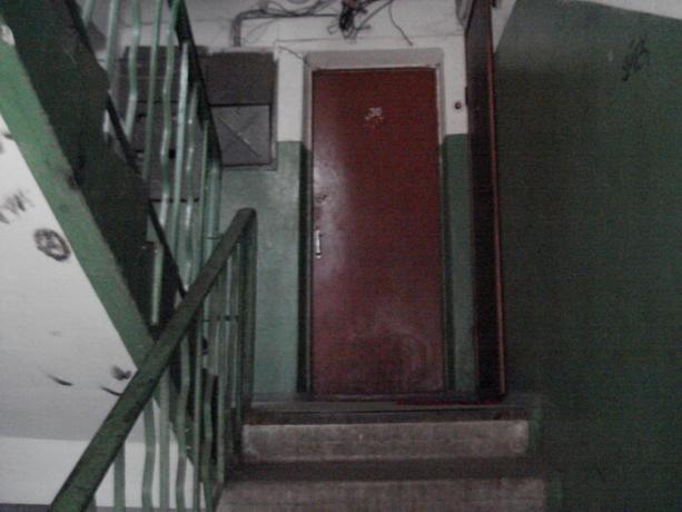 Hvorfor er døren til leiligheten åpnes sovjetiske alltid inne