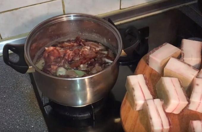 Skiver bacon matlaging i løk skinn.