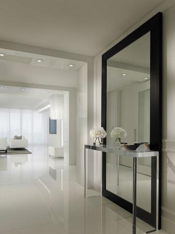 Bruk av speil i full høyde kan gi rommet lys og volum.