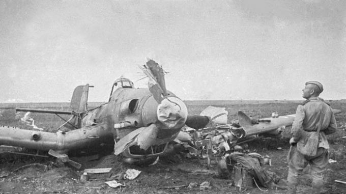 Sovjetiske soldater inspisere skutt ned U-87. | Foto: imgur.com. 
