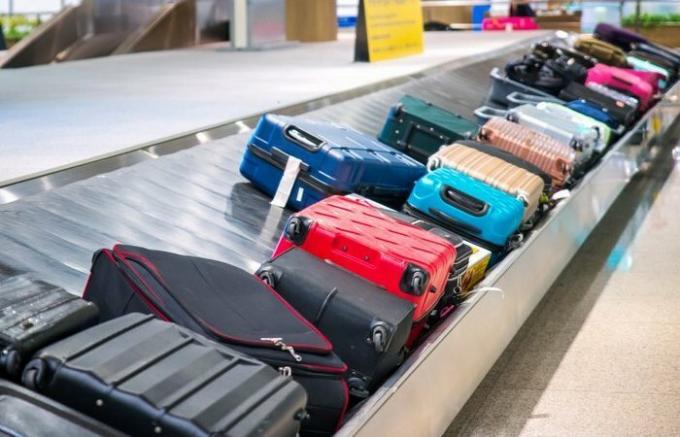 Slik beskytter du deg fra åpningen av kofferten på flyplassen.