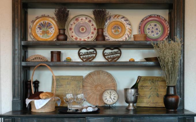 Dekorative keramiske plater (også håndmalt) blir et stilig tilbehør til kjøkkenet ditt