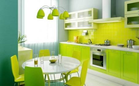 Lysegrønne stoler til kjøkkenet understreker perfekt en enkelt stilistisk idé