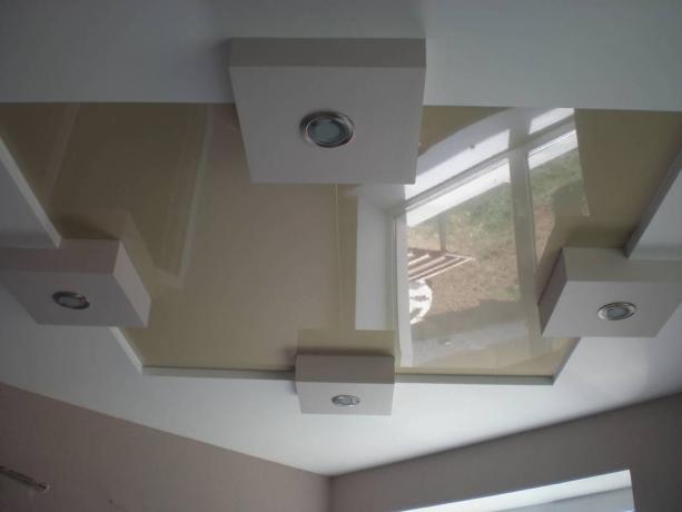Strekkfilm i midten og box-plafonds for plafondlamper
