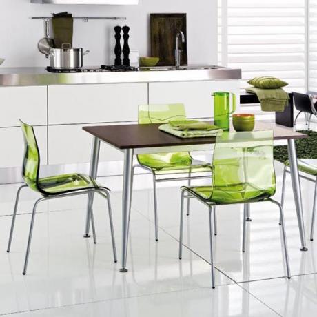 Lyse detaljer for å transformere interiøret - grønne stoler til kjøkkenet, fargede retter 