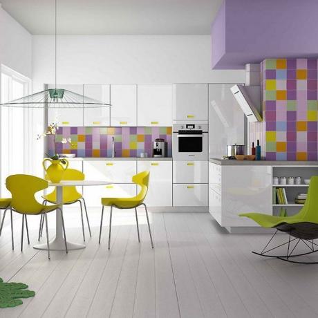 Saftig sitron og lyse lilla toner ser veldig harmoniske ut mot gulvet, veggene, hodesettet